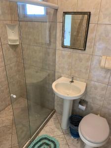 バーハ・デ・サン・ジョアンにあるPousada Muzyのバスルーム(シャワー、トイレ、シンク付)