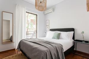 Кровать или кровати в номере Pleasant 2BR Apartment near HELEXPO by UPSTREET