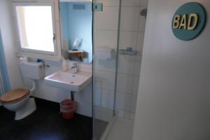 W łazience znajduje się toaleta, umywalka i prysznic. w obiekcie Hotel Rigi Klösterli w mieście Kulm