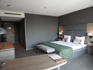 Postel nebo postele na pokoji v ubytování Van der Valk Hotel Leeuwarden
