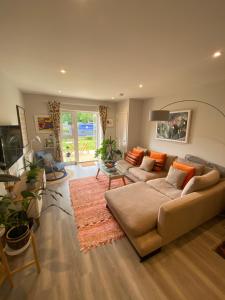 - un salon avec un canapé et un tapis dans l'établissement Stylish Apartment with Terrace, à Uxbridge