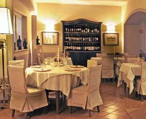 Restoran ili neka druga zalogajnica u objektu Albergo La Fontanella