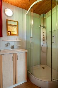 La salle de bains est pourvue d'une douche et d'un lavabo. dans l'établissement L étincelle du Manon, à Lajoux