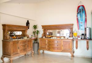 2 armoires en bois et un miroir dans la chambre dans l'établissement Pousada Estrelas no Mar Florianópolis, à Florianópolis