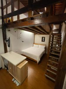 um quarto com uma cama e uma escada em Chinbe D.S House 2 em Beigan