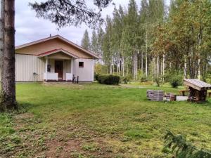 a house in the woods with a yard at Särkisalo 5 in Konnevesi