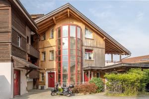 uma casa com uma moto estacionada em frente em Efeu em Interlaken