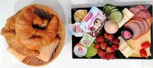 a lunch box with a bagel and a basket of fruit at Gästehaus Anglerklause in Allstedt