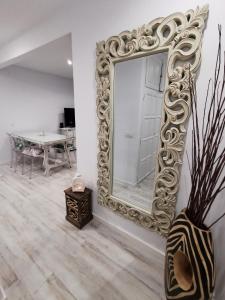 espejo grande en la pared de la sala de estar en APARTAMENTO PORT DE RODA DE BARA -ROC SANT GAIETA, en Roda de Bará