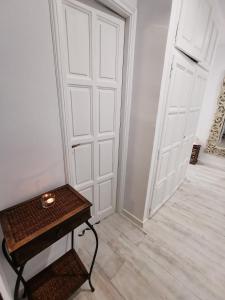 una habitación con una puerta y una mesa al lado de una puerta en APARTAMENTO PORT DE RODA DE BARA -ROC SANT GAIETA, en Roda de Bará