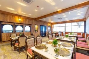 - une salle à manger avec des tables, des chaises et des fenêtres dans l'établissement Hotel Pabera Heritage Boutique, à Katmandou