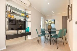 a dining room with a table and chairs and a bed at Accademia Apartments R&R in Venice