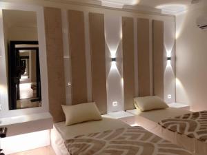 une chambre avec un miroir et un lit avec des oreillers dans l'établissement Sheraton Ocean 704 - Without Pool access, au Caire 13 autres photos