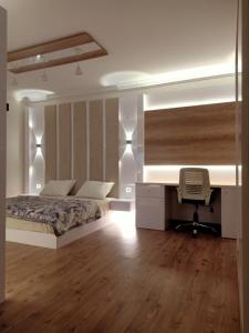 une chambre avec un lit et un bureau avec un ordinateur dans l'établissement Sheraton Ocean 704 - Without Pool access, au Caire