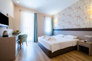 Pokój hotelowy z łóżkiem i biurkiem w obiekcie Spa Hotel Colossae Thermal w mieście Pamukkale