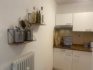 cocina con armarios blancos y encimera en Ferienwohnung Buchenhöhe, en Berchtesgaden