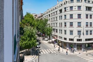 uma vista panorâmica de uma rua da cidade com um edifício em BO - Fernandes Tomás no Porto