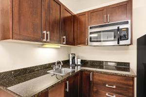 Kuchyň nebo kuchyňský kout v ubytování Holiday Inn Express Portland SE - Clackamas Area by IHG