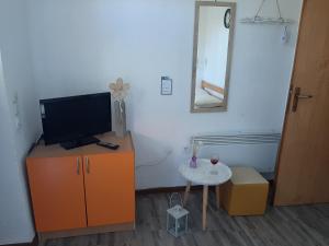 Habitación con TV en un armario con mesa en Soba Lana, en Jajce