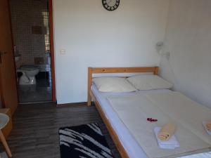 Un pequeño dormitorio con una cama con toallas. en Soba Lana, en Jajce