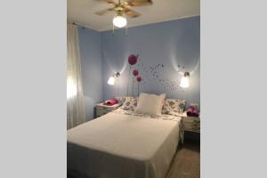 - une chambre avec un lit avec des ballons sur le mur dans l'établissement Muy cerca de la playa Gran piscina wifi gratis Port Aventura, à Miami Platja 60 autres photos