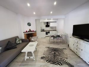uma sala de estar com um sofá e uma sala de jantar em APARTAMENTO PORT DE RODA DE BARA -ROC SANT GAIETA em Roda de Bará