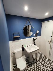 a bathroom with a white toilet and a sink at APARTAMENTO PORT DE RODA DE BARA -ROC SANT GAIETA in Roda de Bará