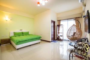 a bedroom with a green bed in a room at Hometown Times Homestay in Yuli