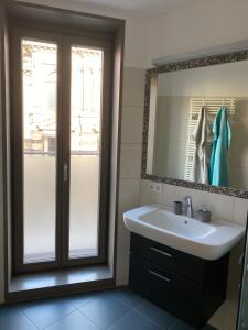 a bathroom with a sink and a mirror at Dresden zum Verweilen in Dresden