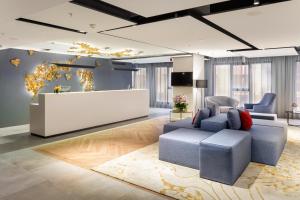 una sala de estar con un sofá y una mesa en Eurostars Guadalquivir, en Sevilla