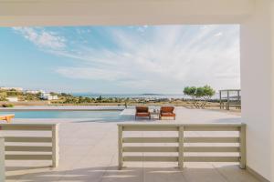 vista para a piscina a partir do pátio de uma casa em Olive Garden Luxury Resort em Angairiá