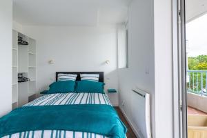 1 dormitorio con 1 cama y balcón en Bella Vista - Face mer La Baule - 5 personnes, en La Baule