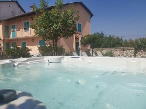 einem großen Wasserbecken vor einem Gebäude in der Unterkunft Casa Pulci in Grinzane Cavour