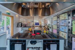 uma cozinha com bancada num quarto em GRAND your home with common kitchens with self check-in em Engelberg