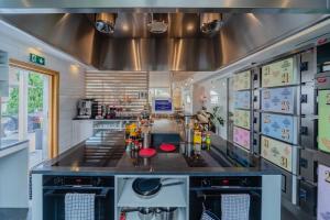 O bucătărie sau chicinetă la GRAND your home with common kitchens with self check-in