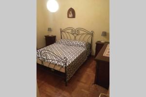 Кровать или кровати в номере Casa a schiera fronte lago con giardino