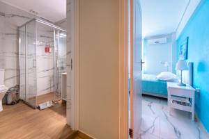 ein Badezimmer mit Dusche und ein Bett in einem Zimmer in der Unterkunft Apartments Tina FREE transfer from-to the airport in Spáta