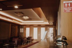 Nüzhet Hotel في قيصري: غرفة مع طاولة وكراسي في مبنى