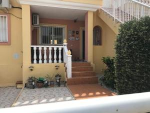 een huis met een trap en een trap bij Amazing Villamartin House Sleeps 6 with Pool in Villacosta