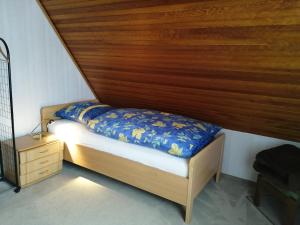 een bed in een kamer met een houten hoofdeinde bij Karolinenhof in Schüttorf