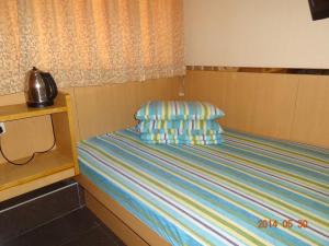 Un pat sau paturi într-o cameră la Fortune Hotel