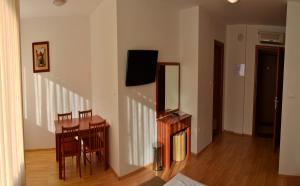 A television and/or entertainment centre at Rooms Funda Lepoglava