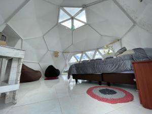 a room with a bed and a fireplace in a attic at Glamping Bosques del Neusa in Tausa Viejo