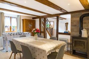 a dining room with a table and a fireplace at Gîte, Maison indépendante "Chez Yvette et André" 2 à 6 pers, Ribeauvillé à 3 km, Colmar à 10 km in Guémar