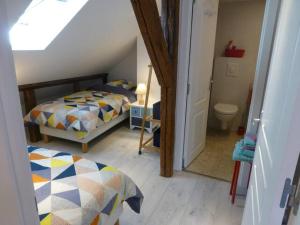 a small bedroom with a bed and a bathroom at Gîte, Maison indépendante "Chez Yvette et André" 2 à 6 pers, Ribeauvillé à 3 km, Colmar à 10 km in Guémar