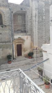 an old building with a door and some plants at B&B CASAVACANZE CHIESA MADRE in Carovigno