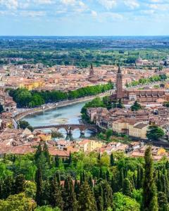 Nespecifikovaný výhled na destinaci Verona nebo výhled na město při pohledu z penzionu