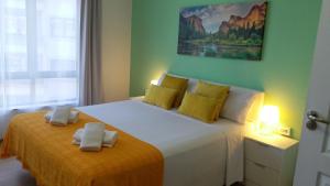 a bedroom with two beds with towels on them at Pensión Mar Azul in Santiago de Compostela