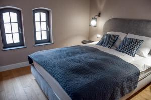 Un pat sau paturi într-o cameră la Apartamenty Nowy Browar Gdański
