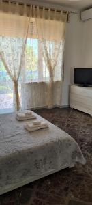 una camera da letto con un letto e due asciugamani di Jajo Apartament a Brindisi